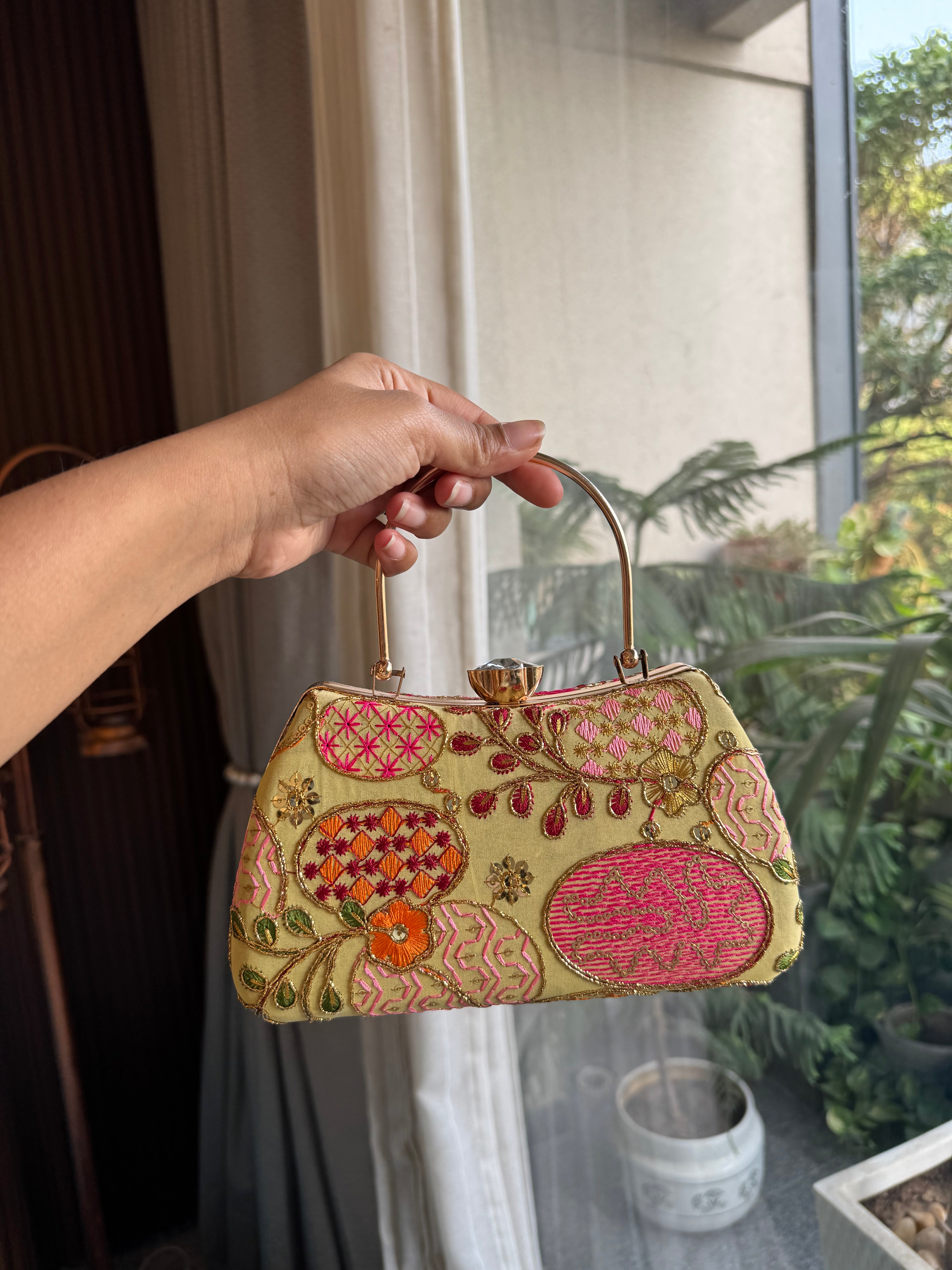 Mobile party clutch