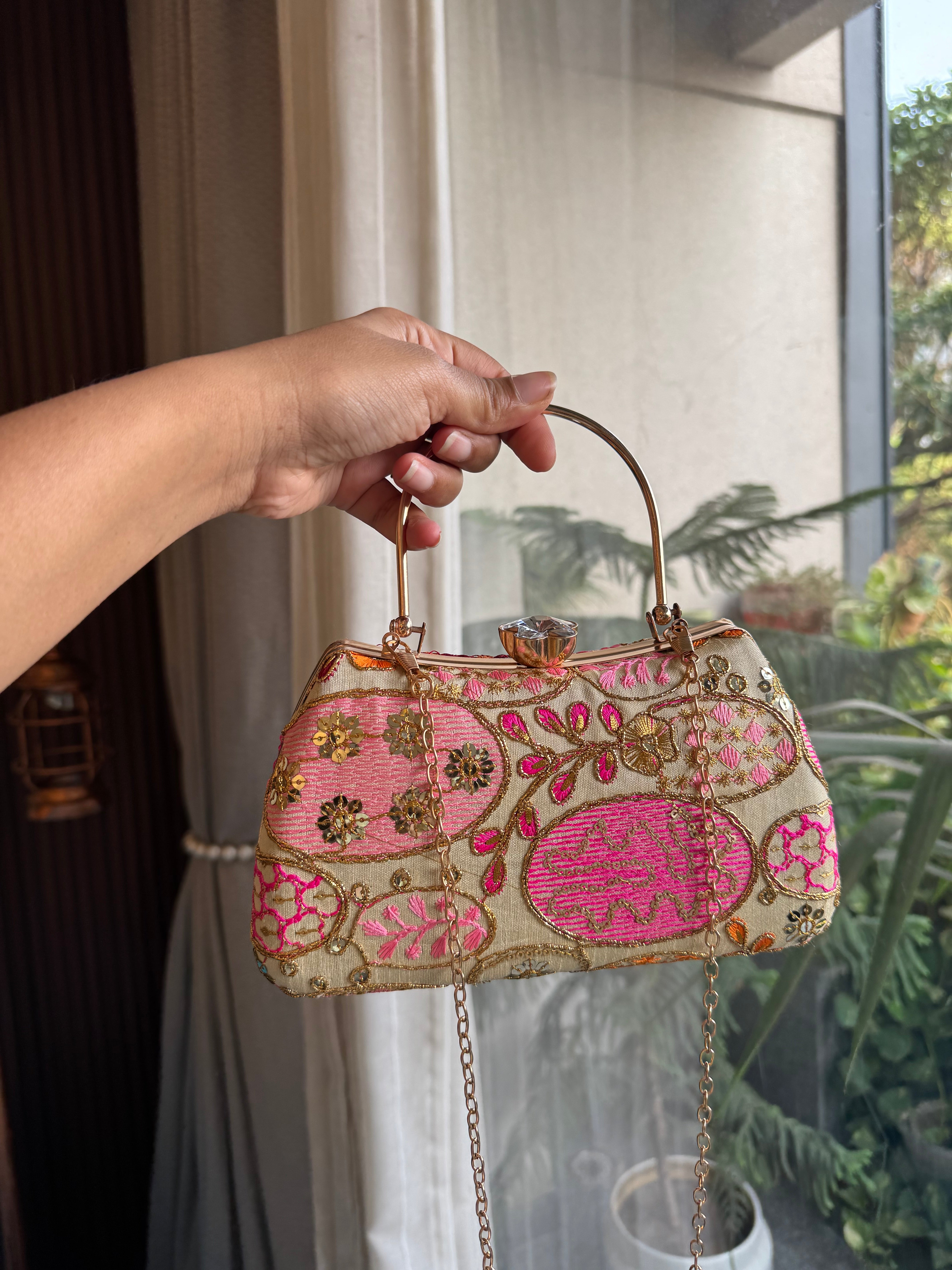 Mobile party clutch