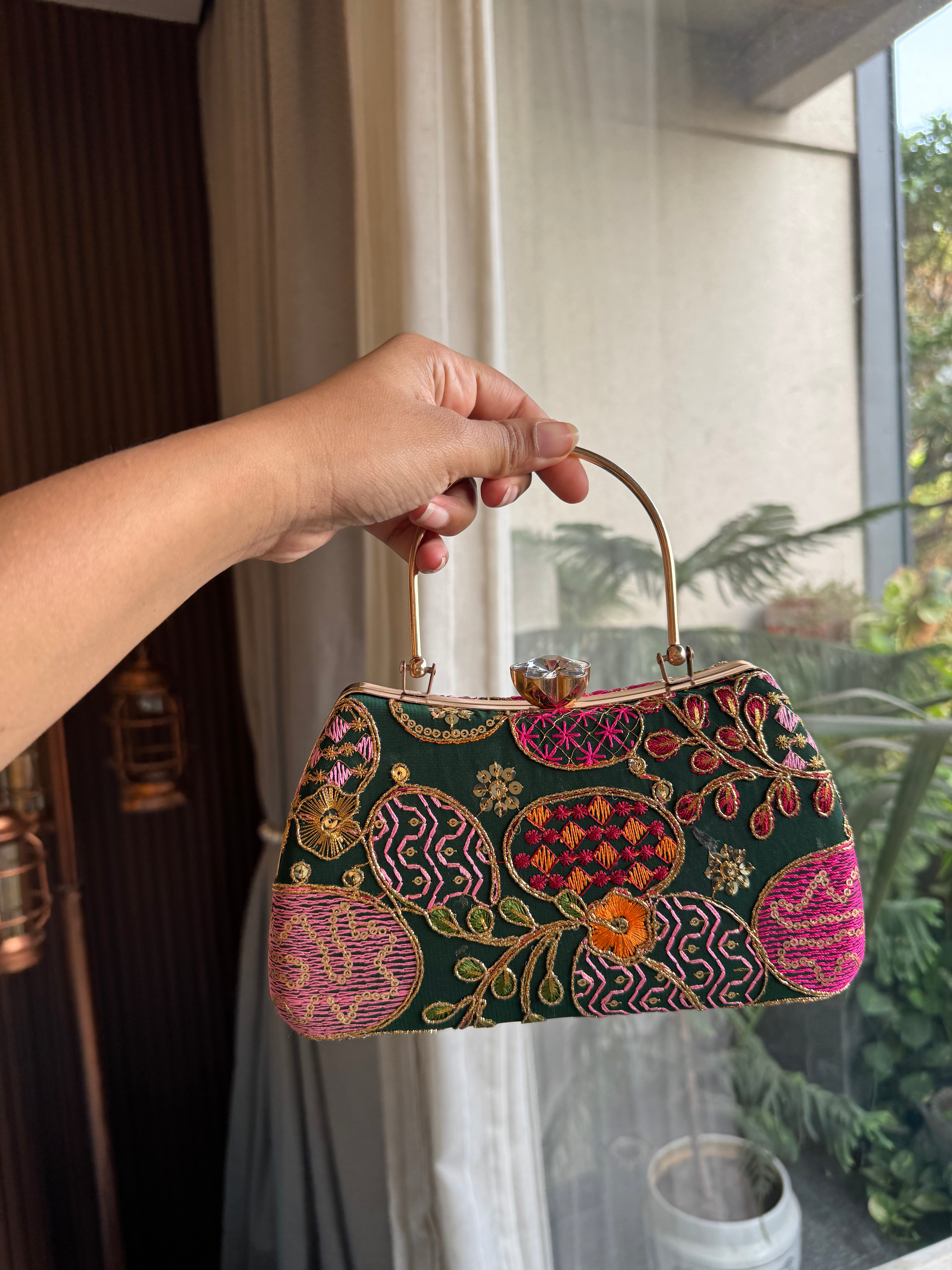 Mobile party clutch