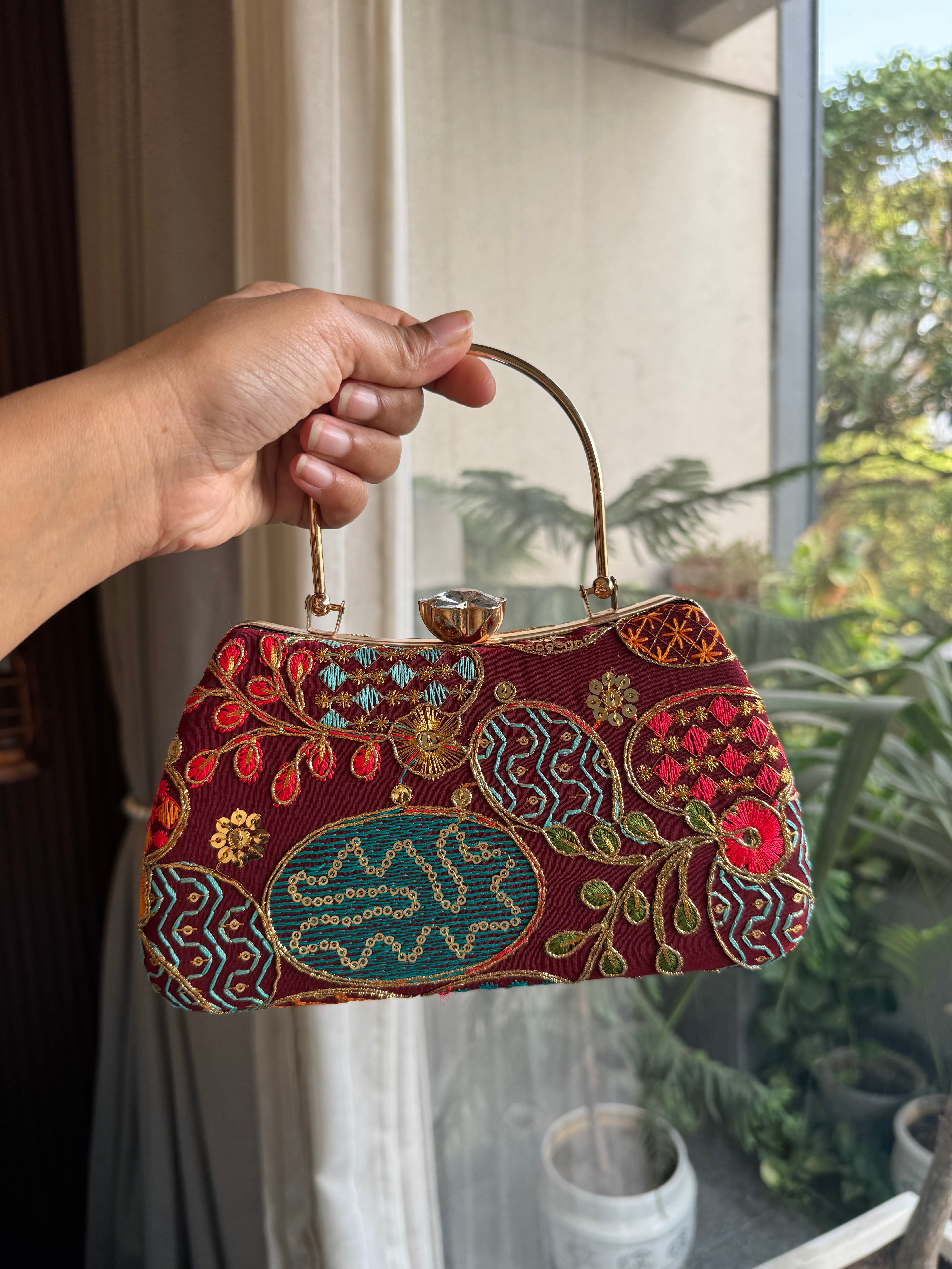 Mobile party clutch