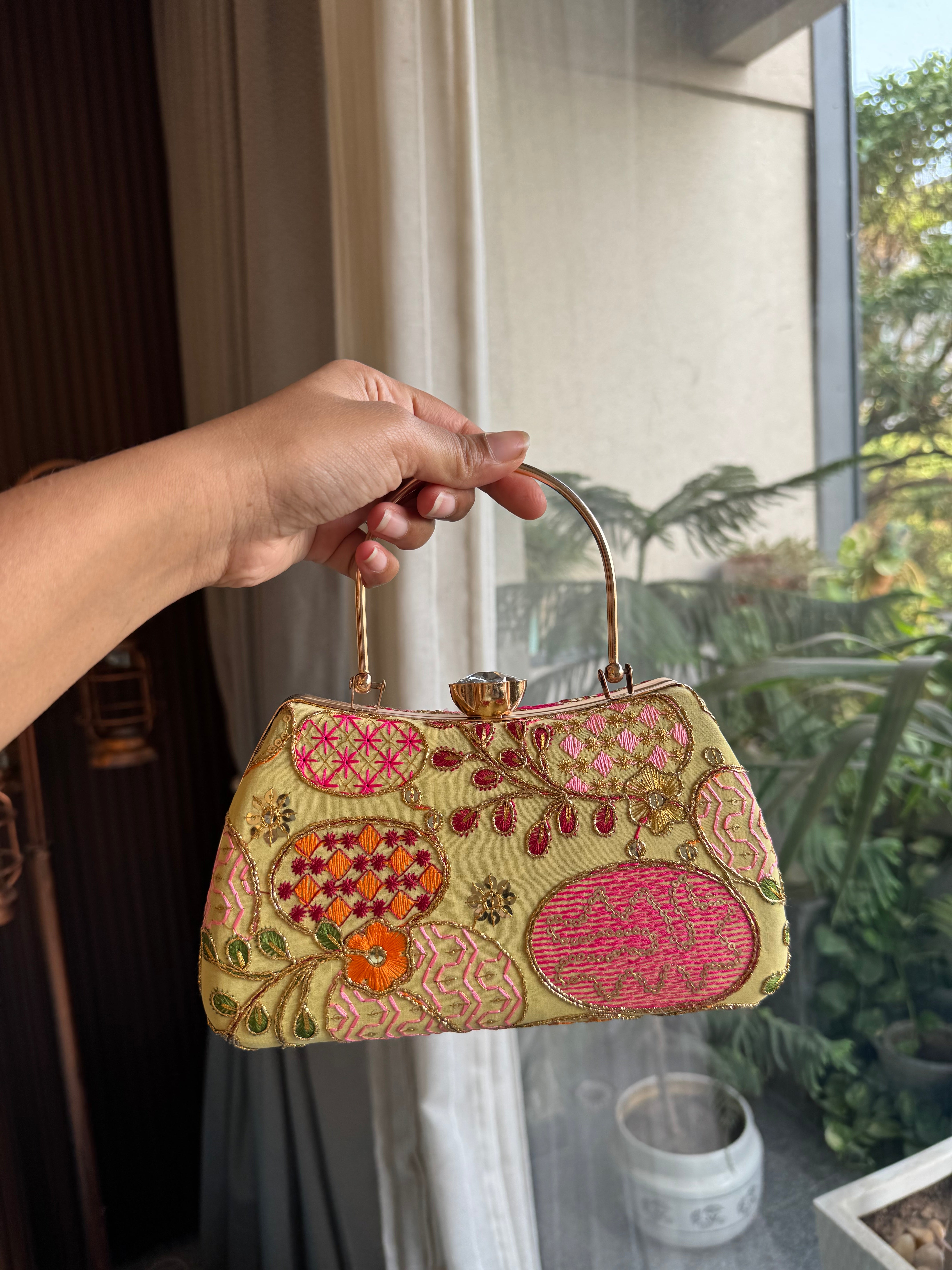 90 mobile party bags 35 pc party clutch and 2 embroidery tote bag