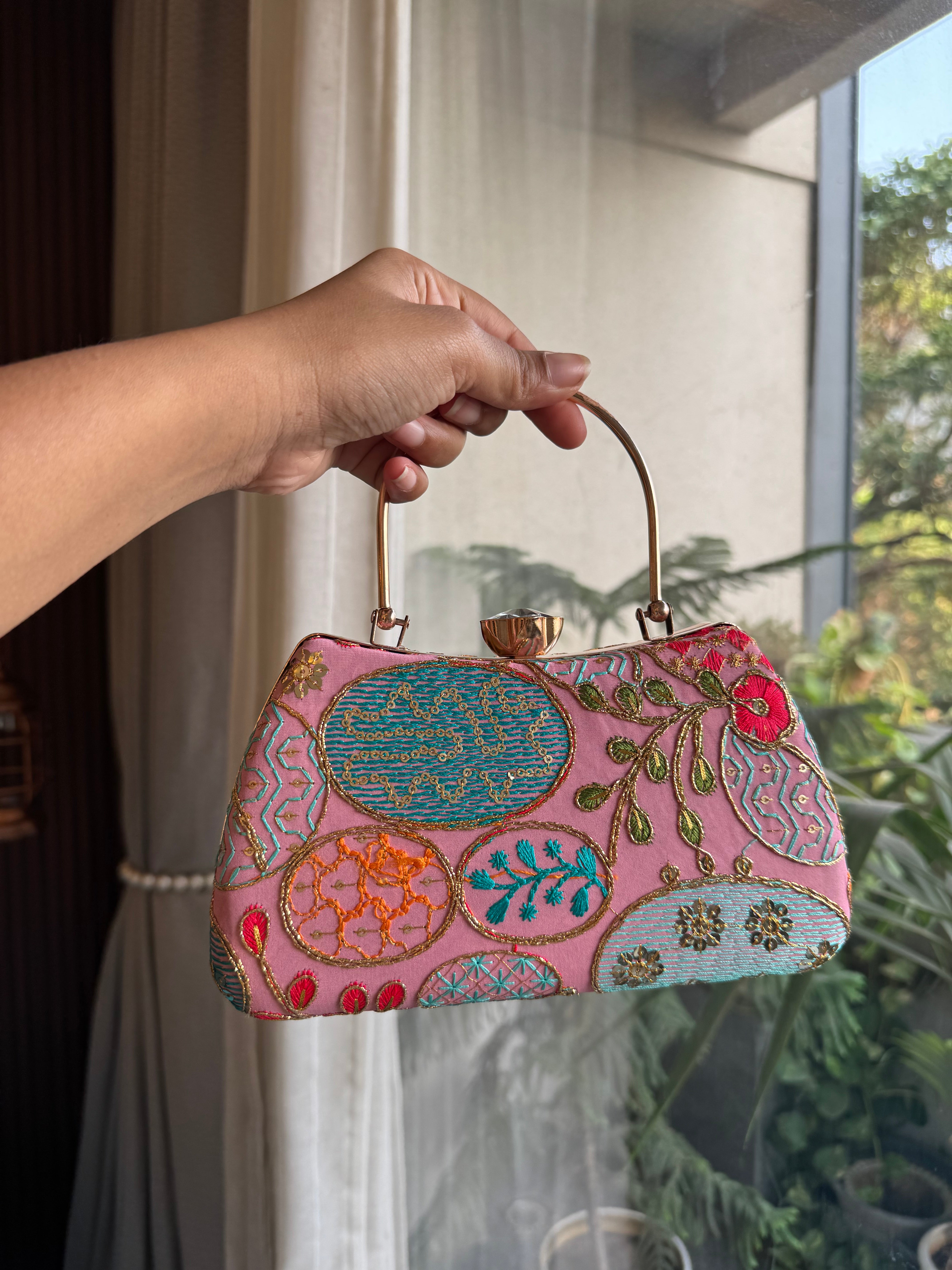 Mobile party clutch